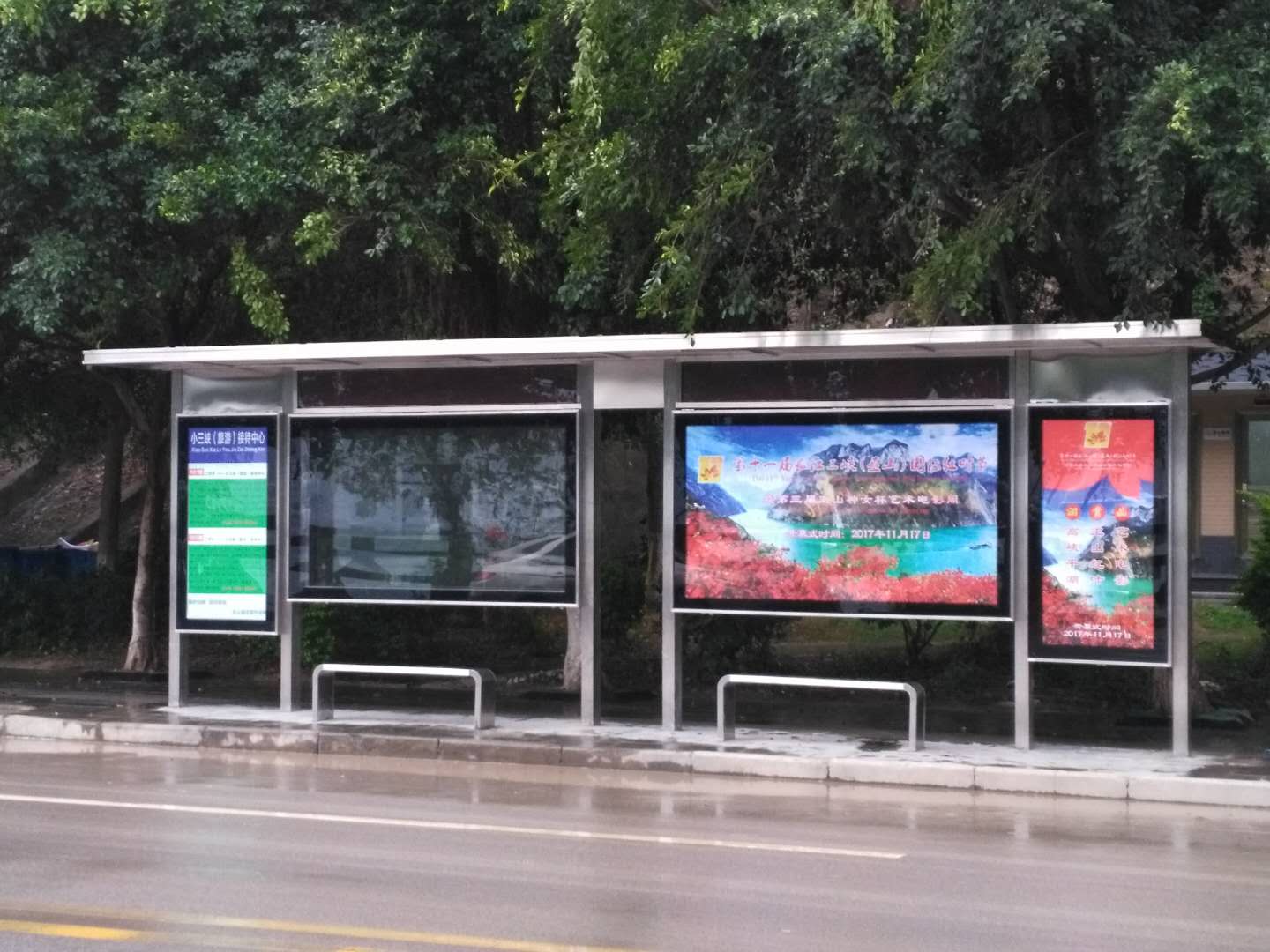 【鑫泰來候車亭】重慶巫山不銹鋼公交站臺(tái)修建完工交付使