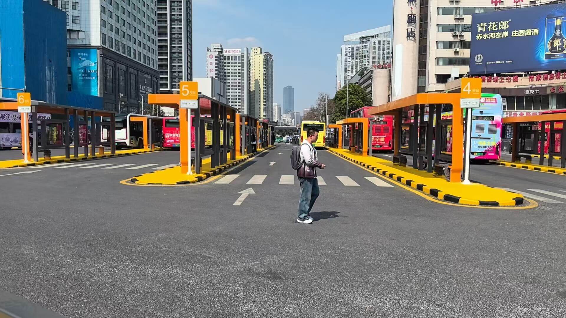 四川廣元公交站臺(tái)修建完成